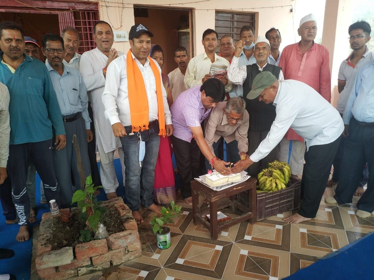 BJP workers distributed fruits to patients in hospitals on PM Modi's birthday