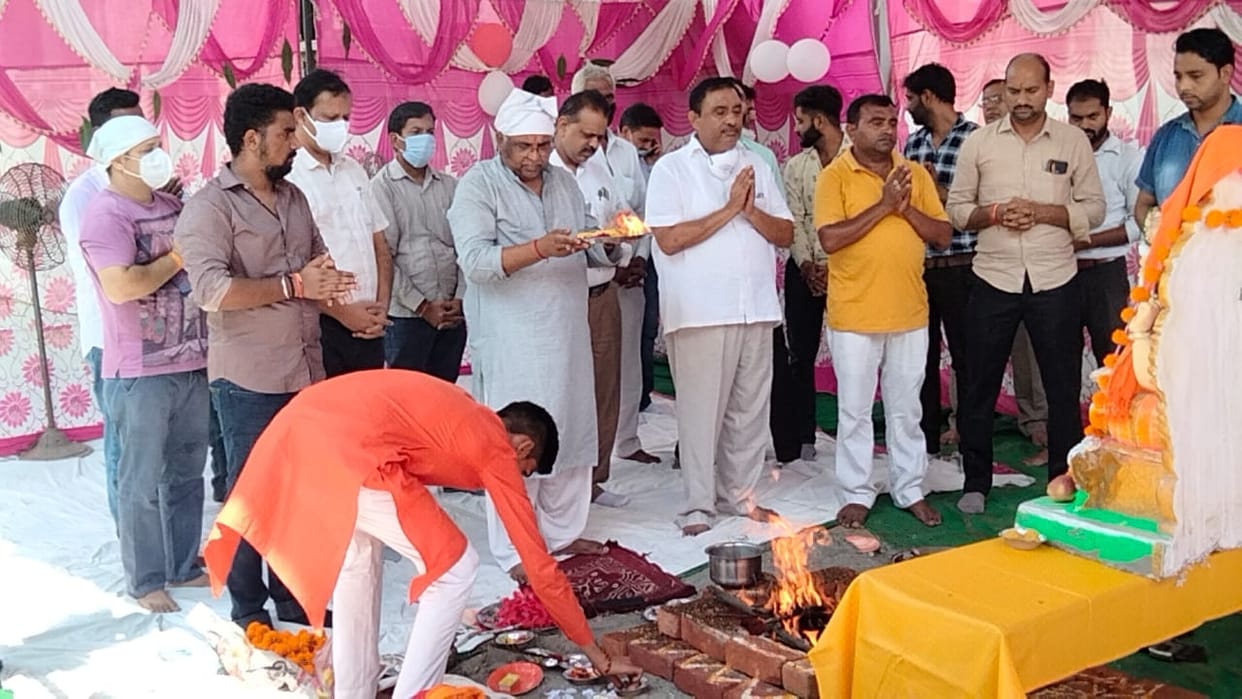 Celebrating the birth anniversary of Lord Vishwakarma by offering prayers