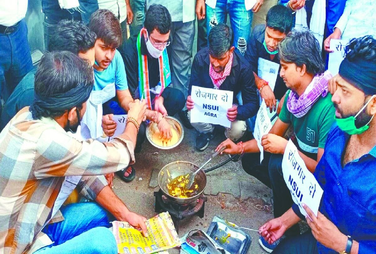 congress samajwadi party workers protest against unemployment and inflation in agra