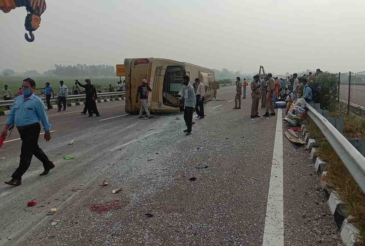 Bus collided with Pulia on Agra-Lucknow Expressway in Unnao, 1 dead, 50 injured