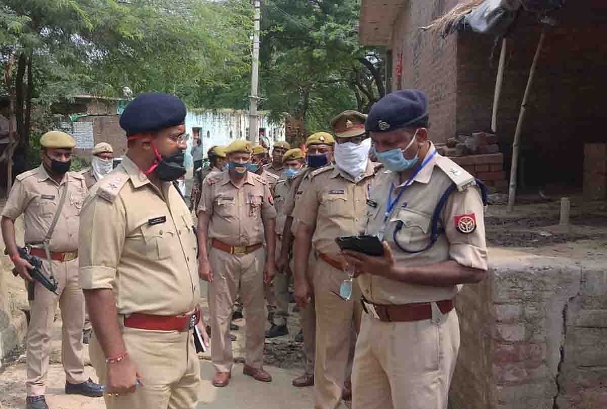 UP: Seeing daughter with lover, father cuts both of them with axe