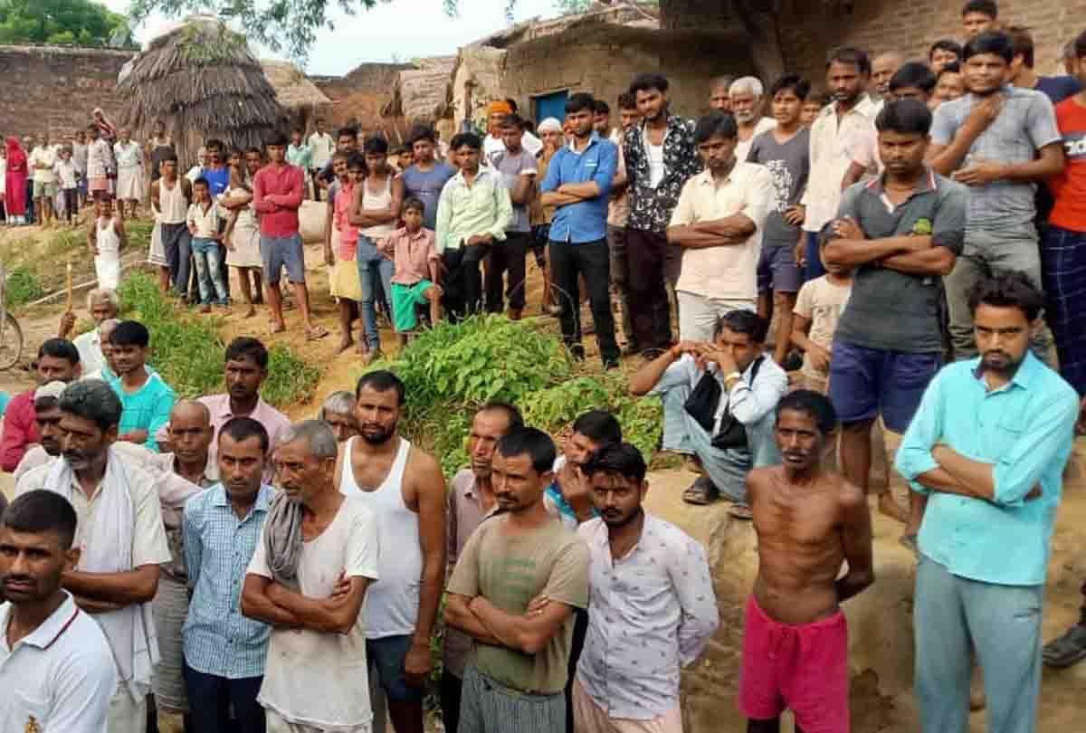 UP: Seeing daughter with lover, father cuts both of them with axe