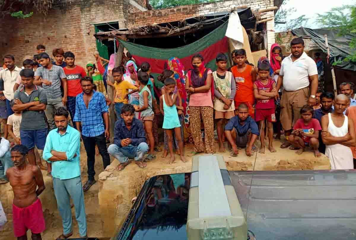 UP: Seeing daughter with lover, father cuts both of them with axe
