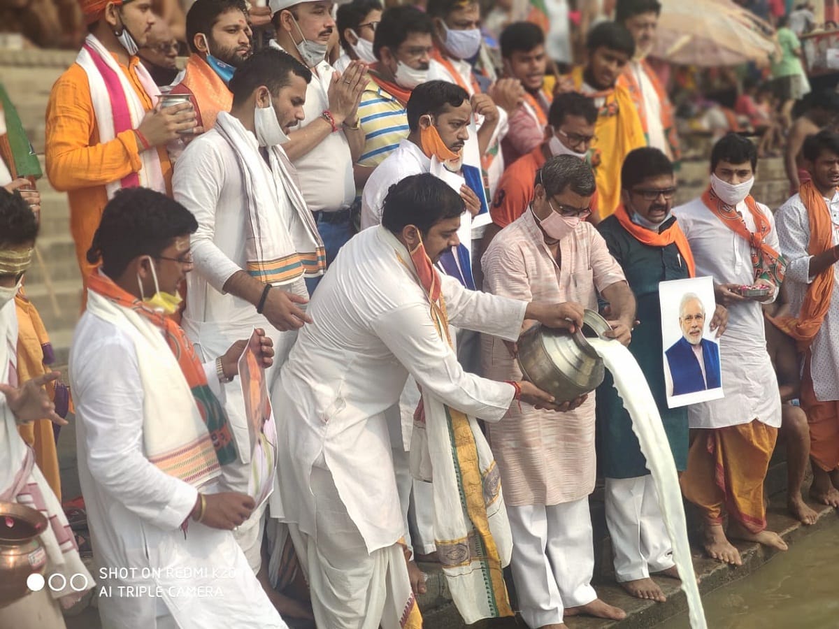 PM Modi birthday: Sweets distributed in Muslim areas on  birthday Aarti of Ganga, singing at ghat in varanasi