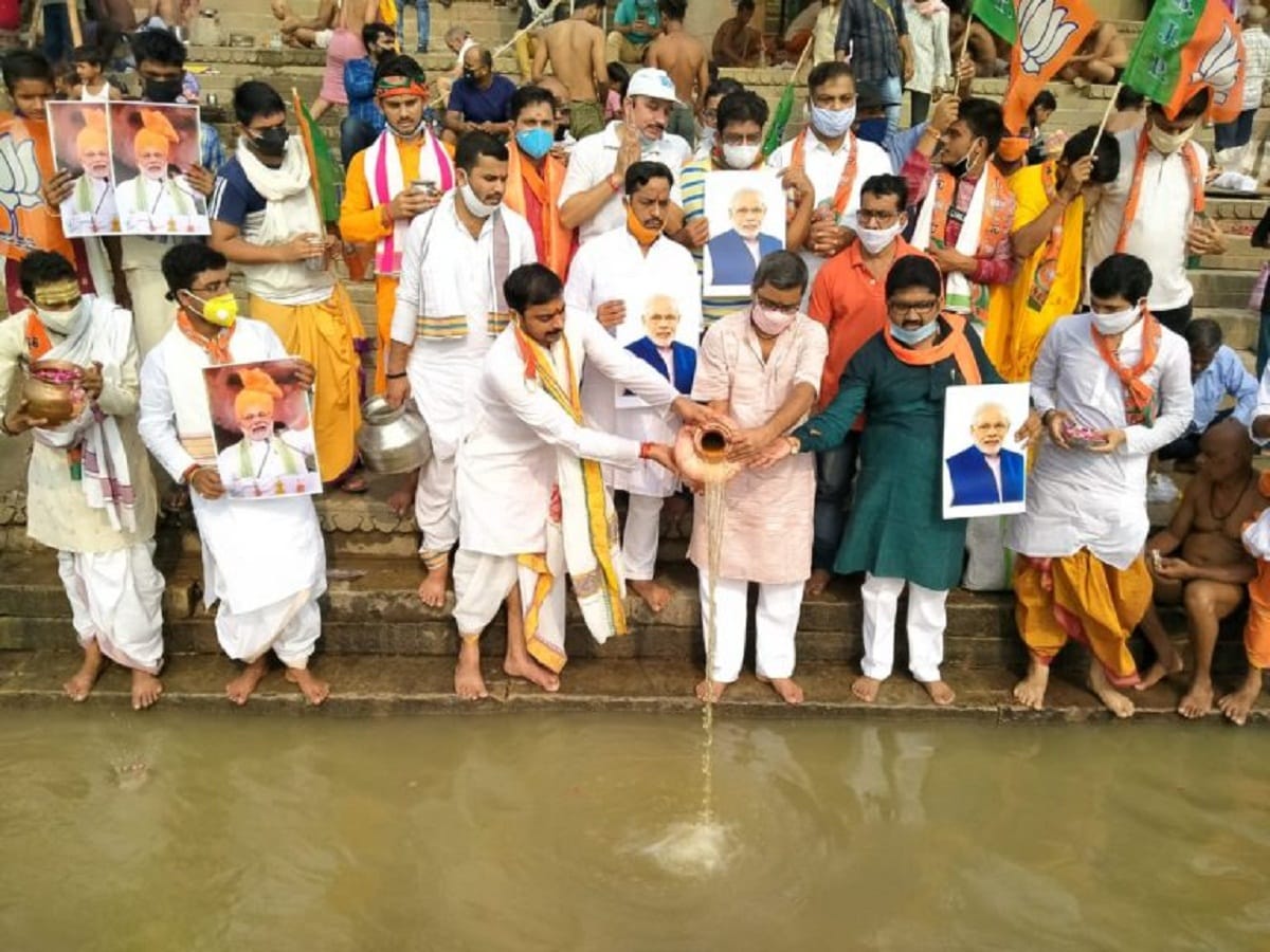PM Modi birthday: Sweets distributed in Muslim areas on  birthday Aarti of Ganga, singing at ghat in varanasi