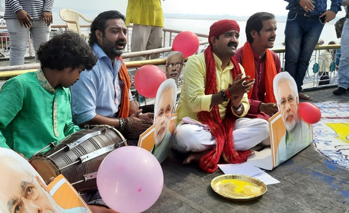 PM Modi birthday: Sweets distributed in Muslim areas on  birthday Aarti of Ganga, singing at ghat in varanasi