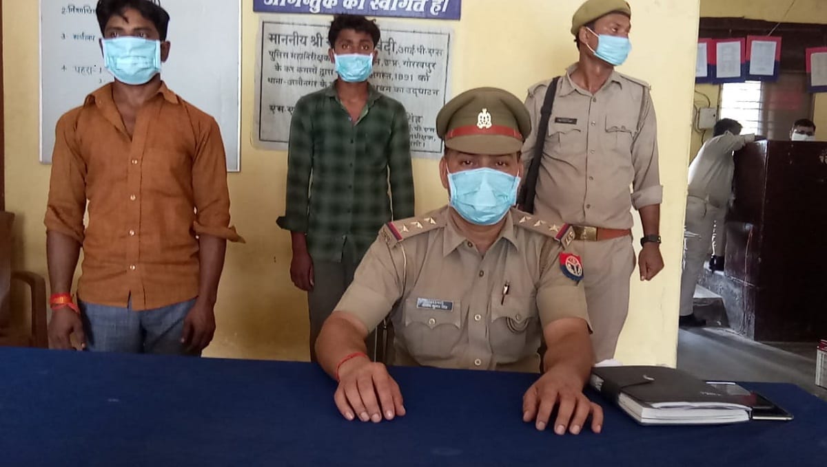 Police caught a pick-up of liquor in NH-2 chandauli going from Pratapgarh to Bihar