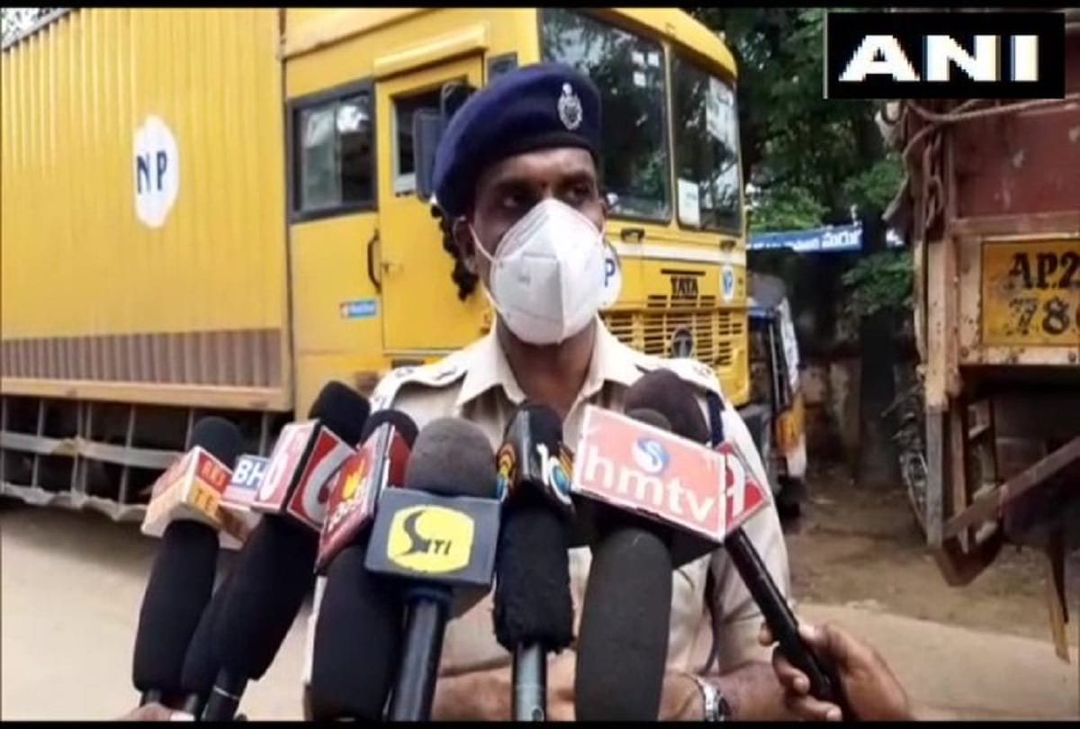 Mobile stolen from andhra pradesh, Mobile phones worth around Rs 80 lakh was stolen from a truck that was enroute to Kolkata from Tirupati, near Guntur