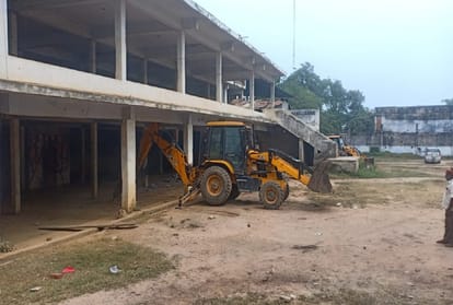 Ateeq Ahmed News: Administration's bulldozer on Ateeq cold storage, done ground
