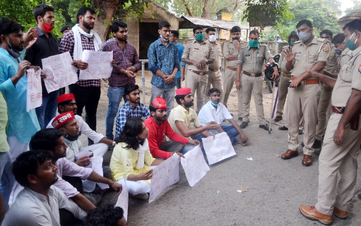 samajwadi chhatra sabha's workers demonstrated at au raising rape accused bjp leader arrest prayagraj news, allahabad