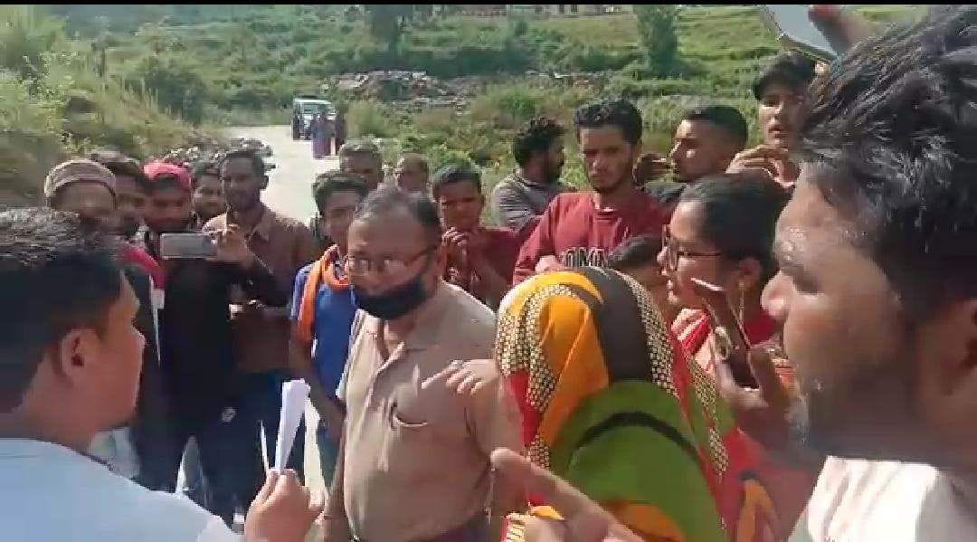 Villagers surrounded Patwari to take statement, protest