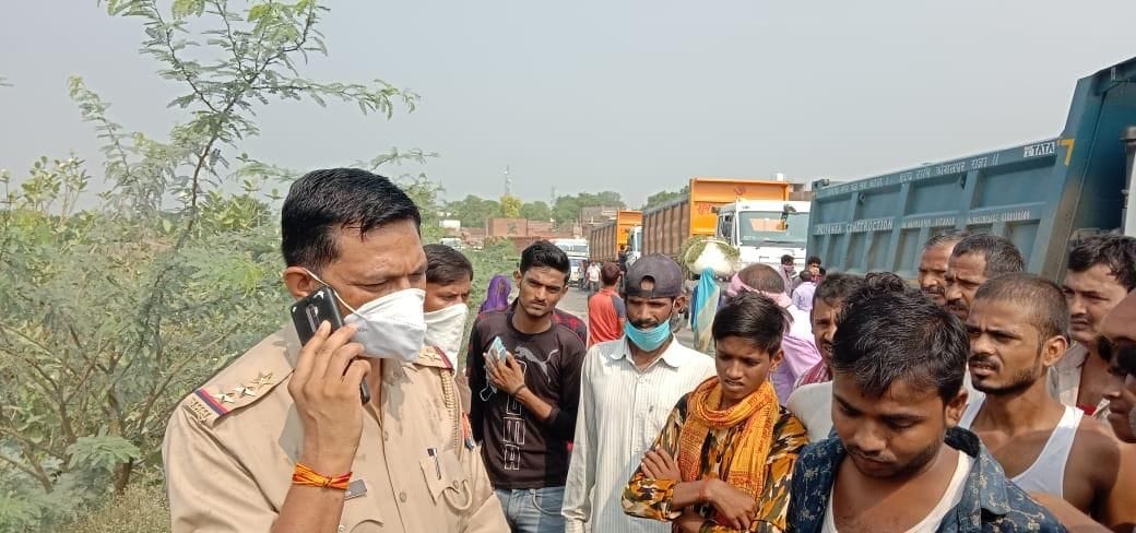 bijalee sankat se joojh rahe logon ka phoota aakrosh, lagaaya jaam