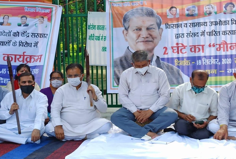 Uttarakhand Former cm Harish rawat Silence vow and fast against Modi Government, Photos
