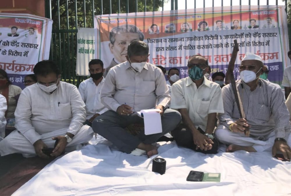 Uttarakhand Former cm Harish rawat Silence vow and fast against Modi Government, Photos