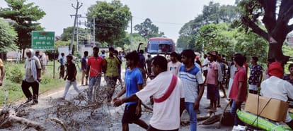 Death of two indigo cows including aged due to breaking of high-tension wire, allegations of negligence on electricity department, jammed Gopiganj-Mirzapur road