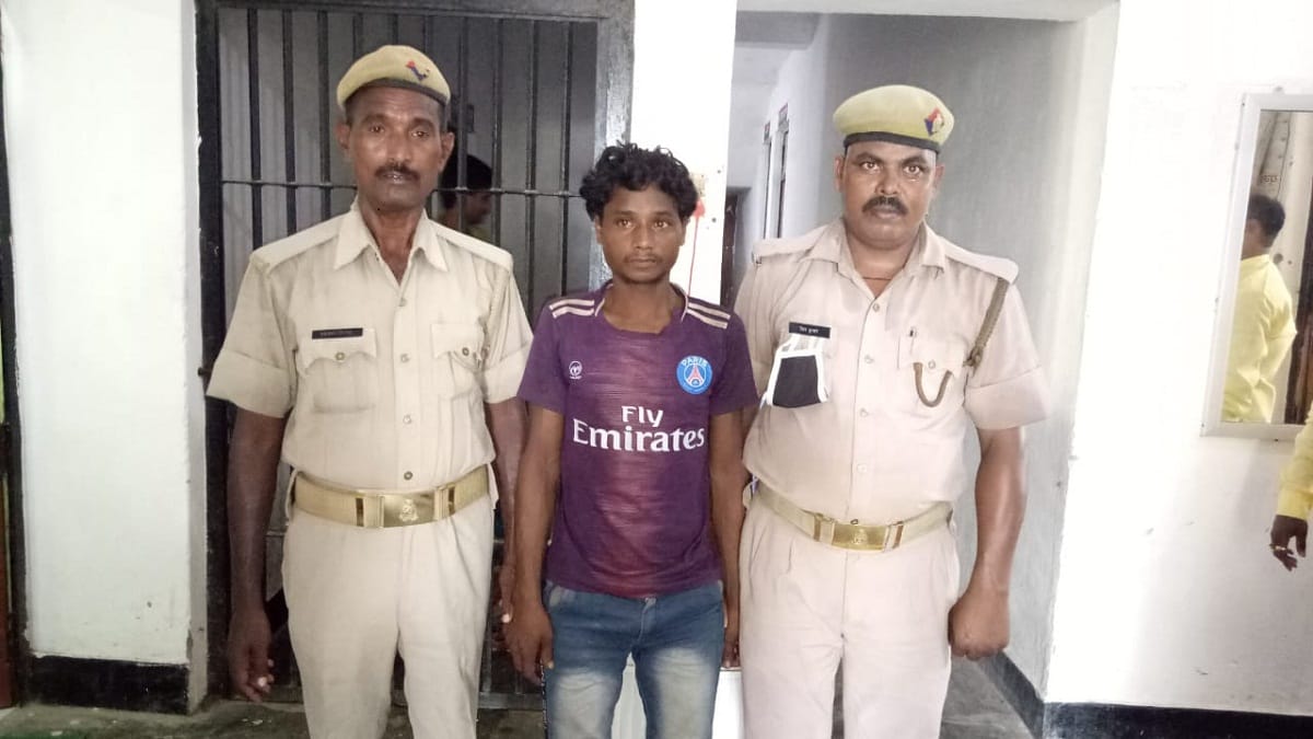 Police caught man with gun police ready to be sent to jail after Corona positive test absconding in azamgarh