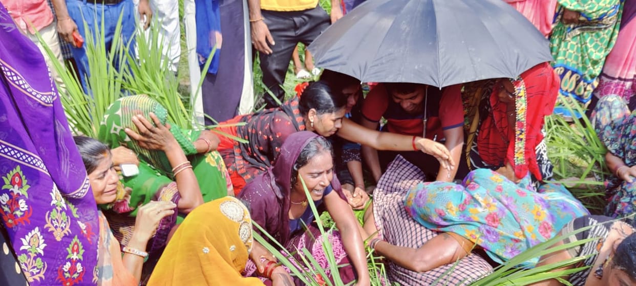 Death of two indigo cows including aged due to breaking of high-tension wire, allegations of negligence on electricity department, jammed Gopiganj-Mirzapur road