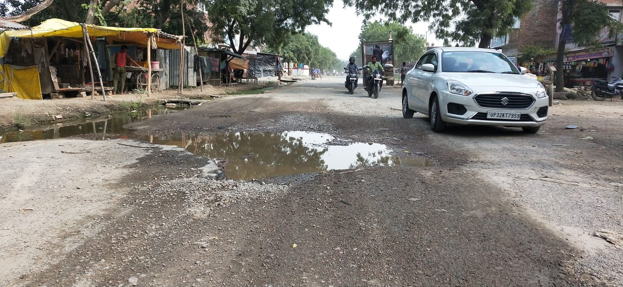 The condition of roads in the district is poor, 32 lakh people are at risk