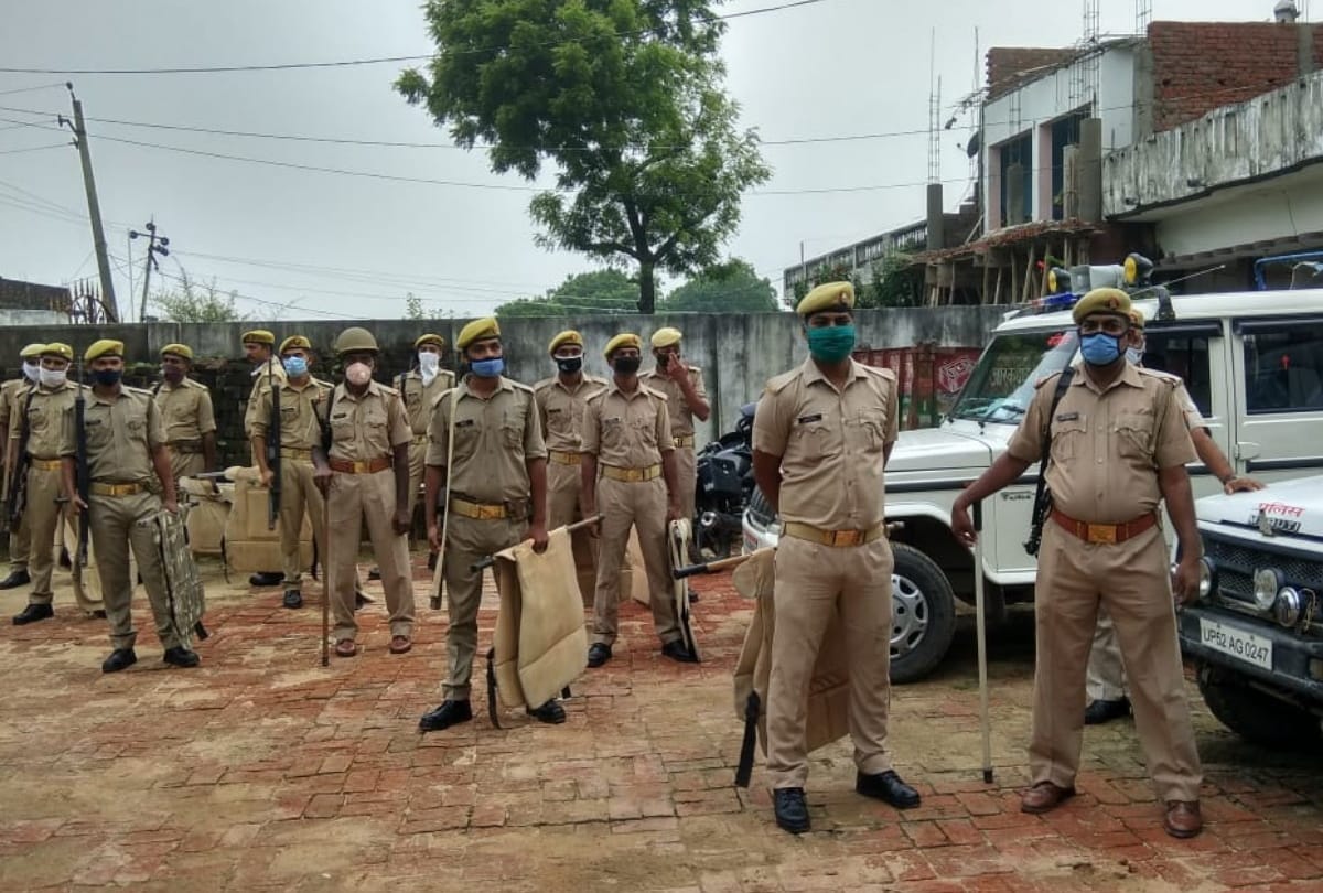 Property attached to District Panchayat President Rampravesh in Deoria