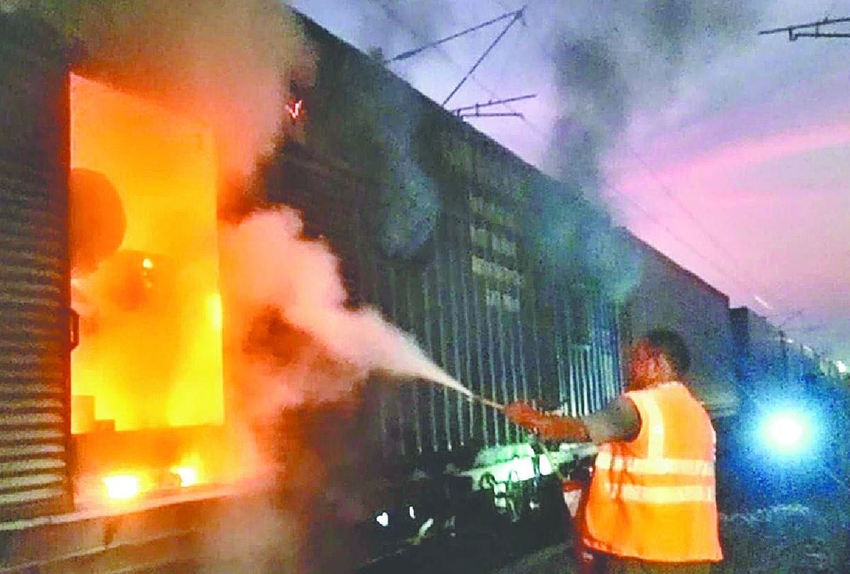 fire broke out in showroom of electronic machine at gorakhpur