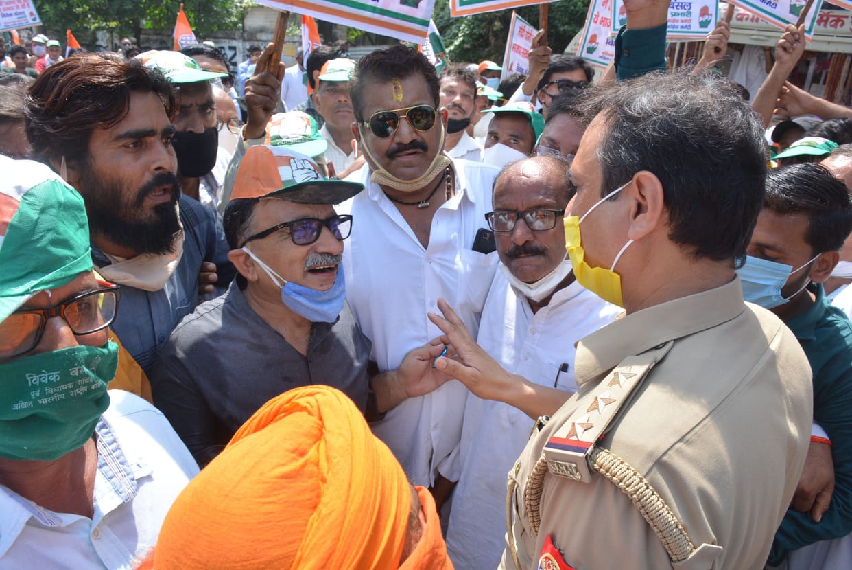Congressmen on the road again, police stopped, nozzle