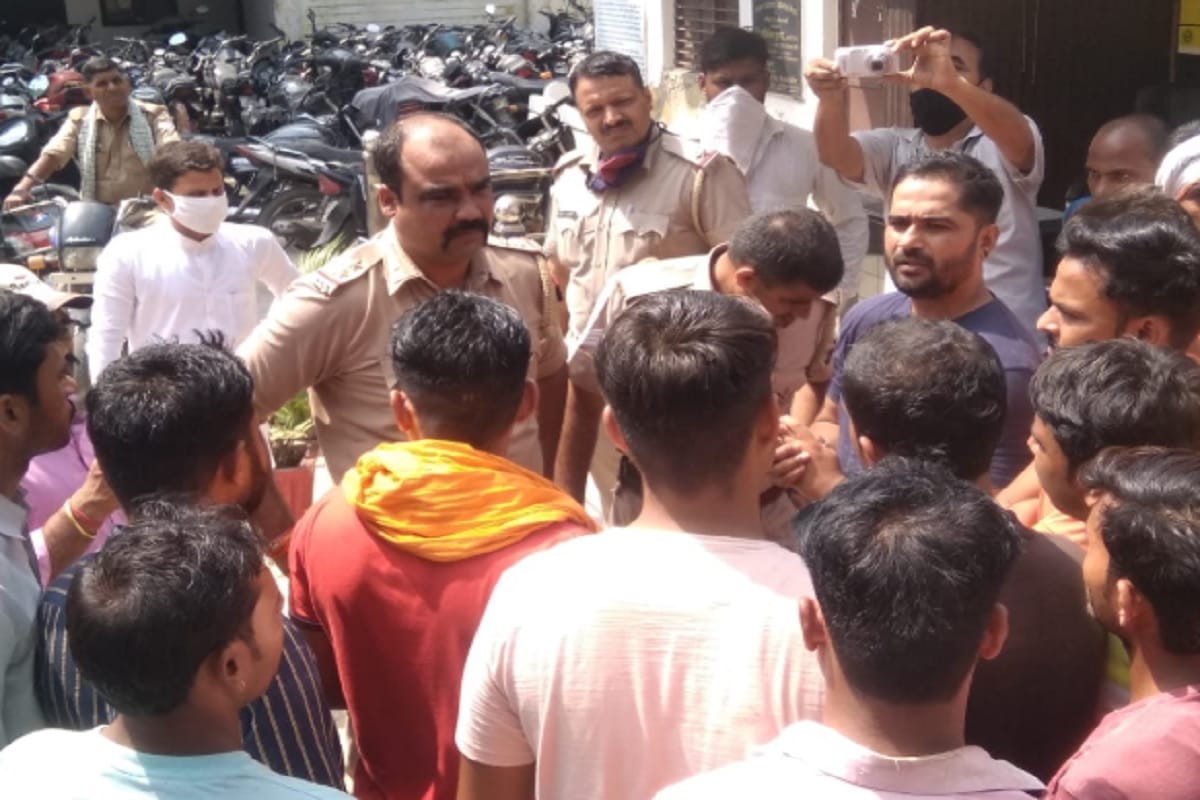 Hindu yuva vahini workers has ruckus in Sardhana police station after marriage with a girl after changed religion by a man