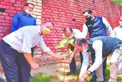 BJP workers perform havan on Prime Minister Narendra Modi's birthday in agra