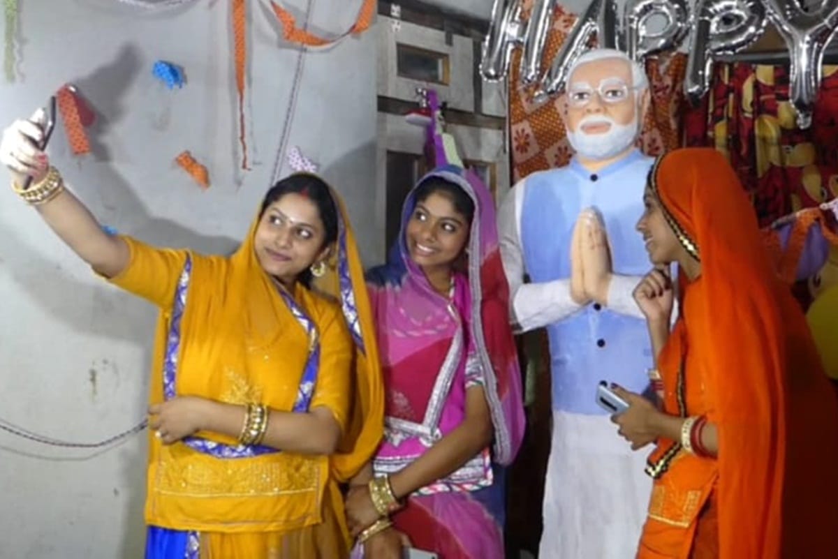 PM Narendra modi selfie statue three sisiters of mandsaur district complete statue in just 10 days