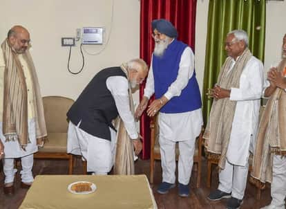 प्रकाश सिंह बादल के पैर छूते हुए पीएम मोदी