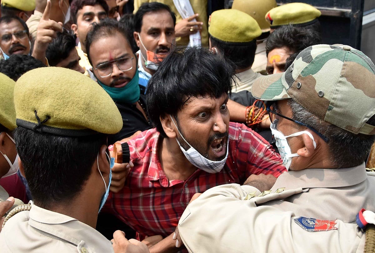 Prayagraj News: Protesters clash with police at Balsan intersection in Prayagraj, fiercely followed by stone