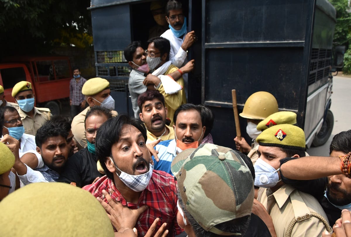 Prayagraj News: Protesters clash with police at Balsan intersection in Prayagraj, fiercely followed by stone