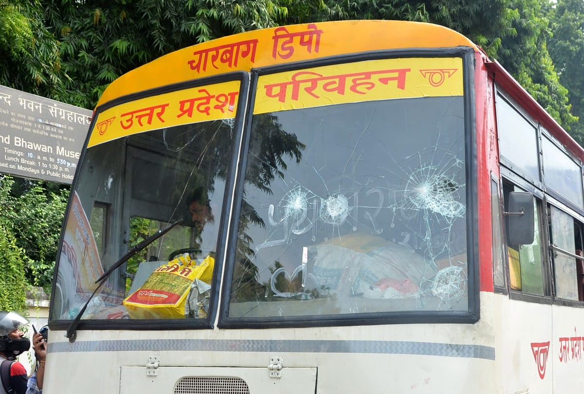 Prayagraj News: Protesters clash with police at Balsan intersection in Prayagraj, fiercely followed by stone