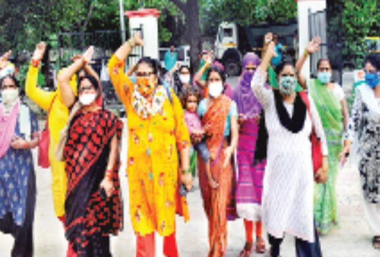 lady held hostage and beaten in lucknow, case filed
