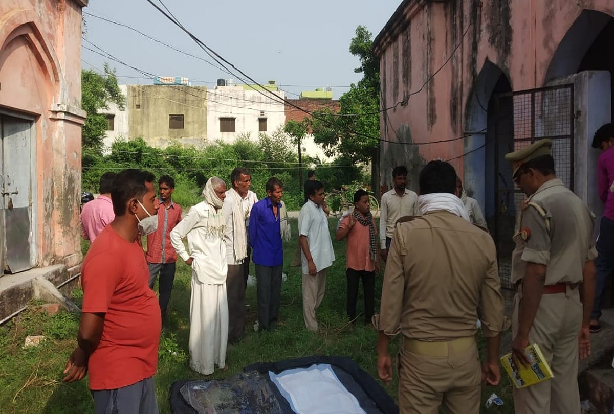 UP: Eco van collided with boring machine on highway in chandauli