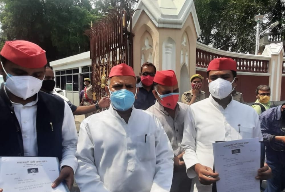 Samajwadi Party representative group meets to Uttar Pradesh Governor.