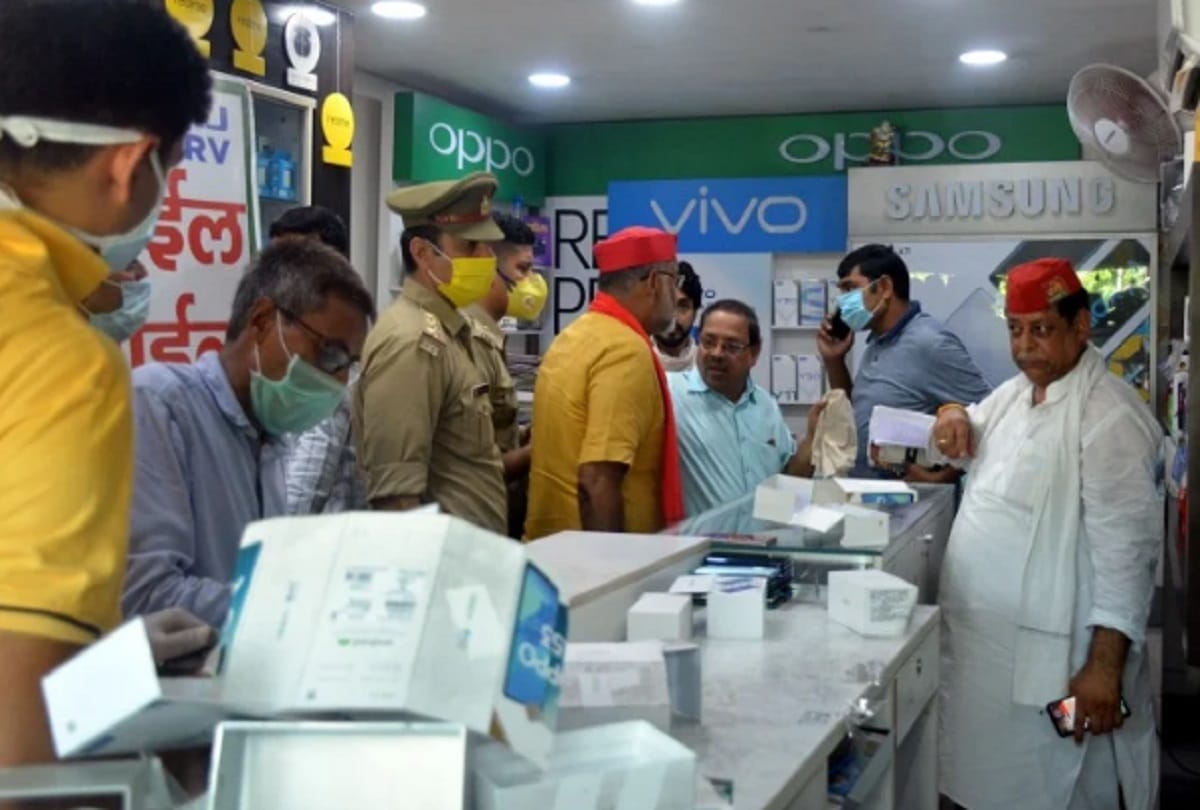 Now millions worth mobiles stolen from mobile shop by putting on masks