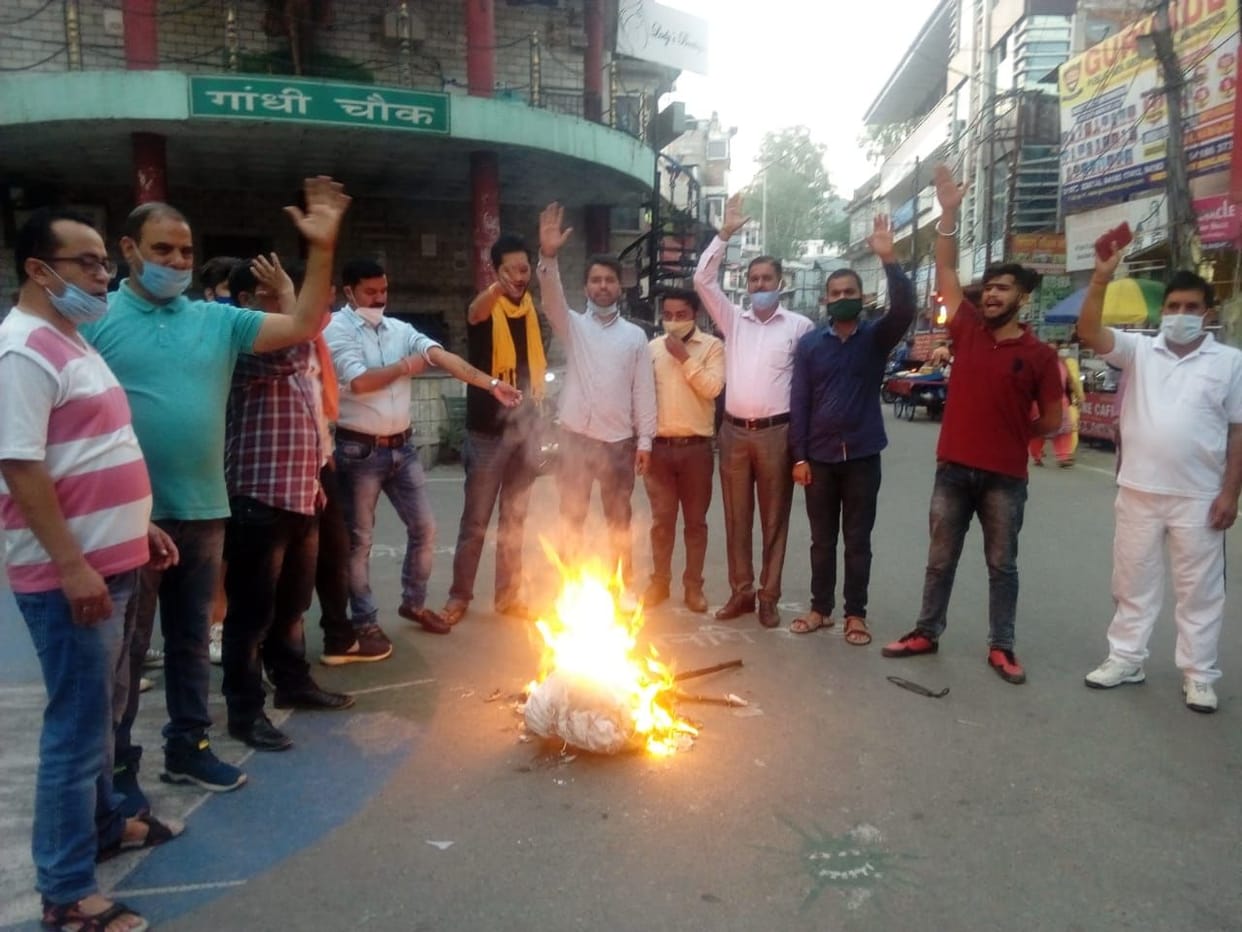 bjp burent effigy of Adhir ranjan