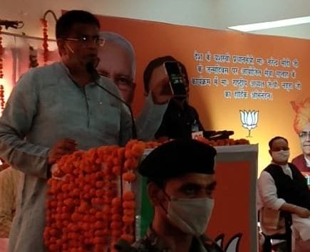 Showing photo in Dhankhar mobile, said - Hooda committee report and ordinance are similar, now with which mouth Congressmen are protesting.