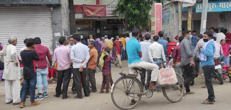 crowd in post office to create aadhar card