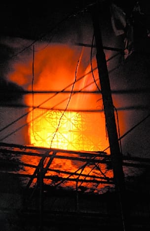 Now fire in third floor shop in street Nawaban