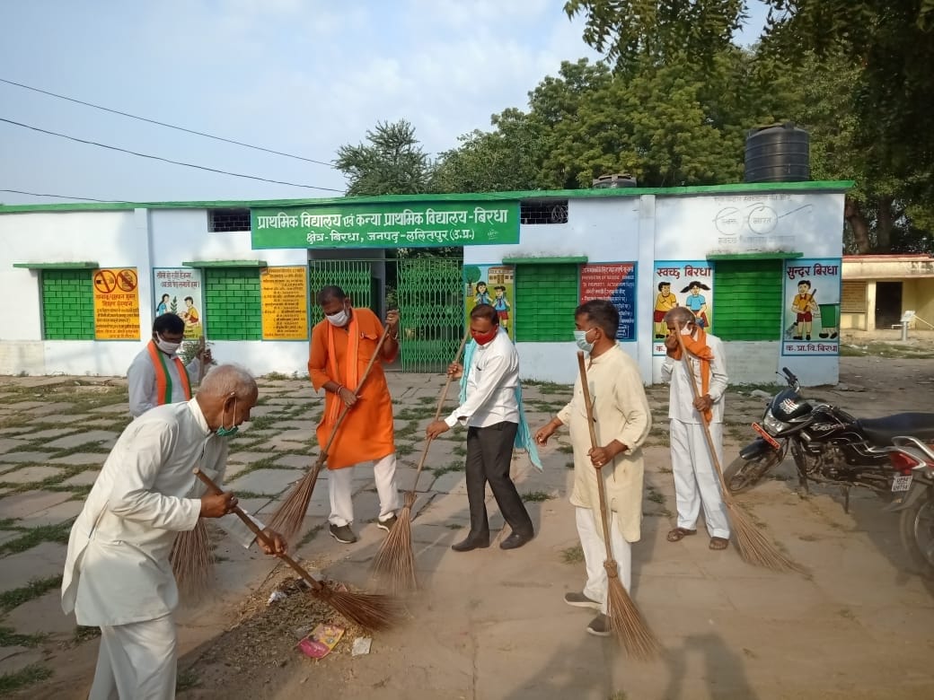 State minister doing massage for clean and clear city