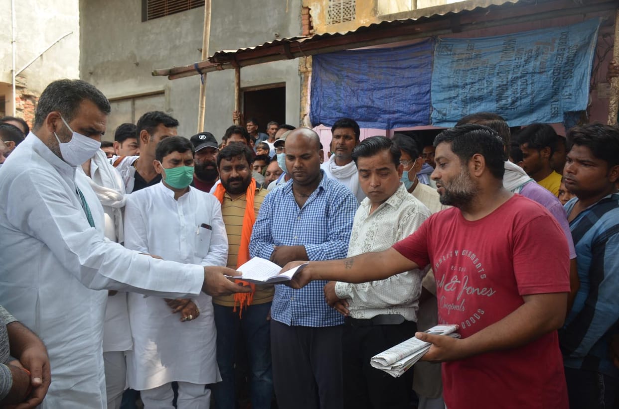The traders kept the shops closed in protest against the murder of the drug dealer. showed off