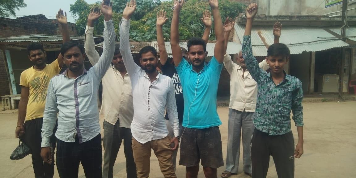 bijalee katautee se graameenon mein aakrosh, mukhy baajaar mein kee naarebaajee