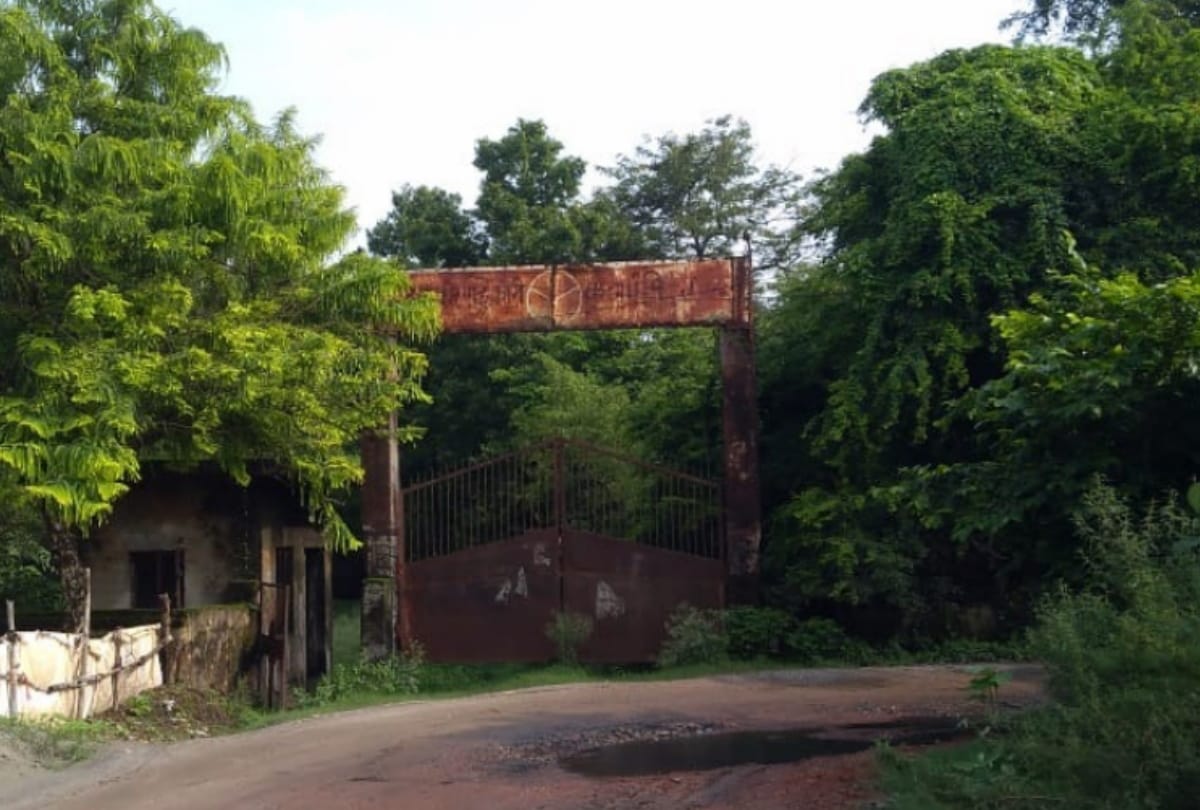 Sanjay Gandhi laid the foundation of cotton mill in 1977 at sant kabir nagar