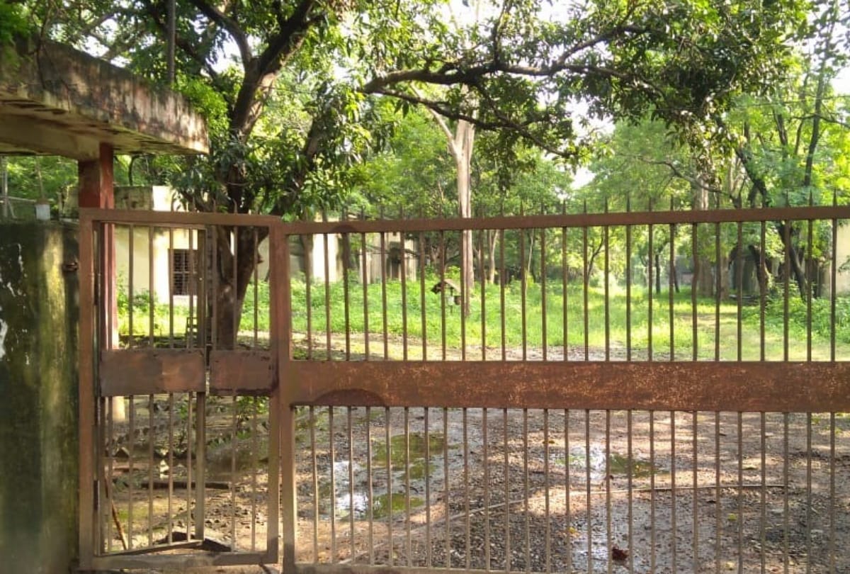 Sanjay Gandhi laid the foundation of cotton mill in 1977 at sant kabir nagar