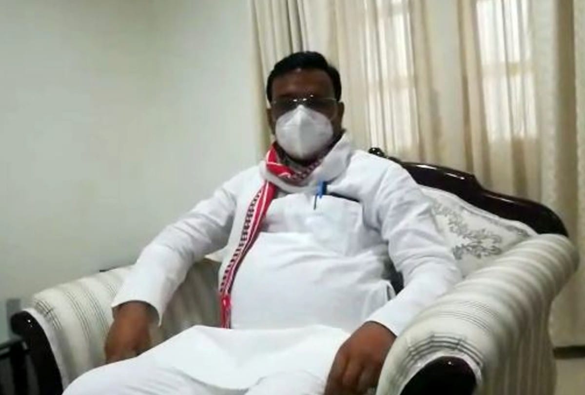 Minister of Basic Education Satish Dwivedi suspended officer and two teachers during the meeting in agra