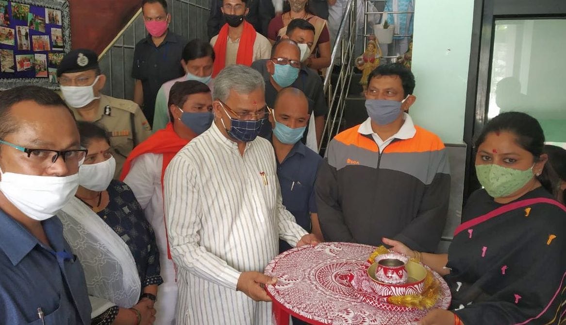 CM inspected Saras Bazaar in Pithoragarh