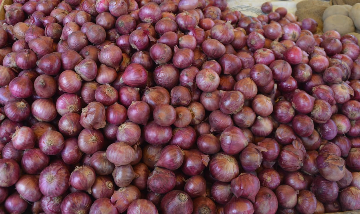 Hathras: Tears of people taking out onions, price reached Rs 35-40 per kg in retail
