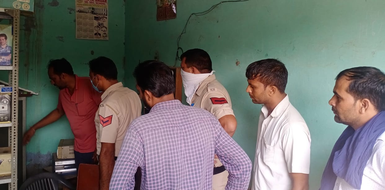 Theft broke by breaking the locks of two shops in Nandgarh village, accused in CCTV camera