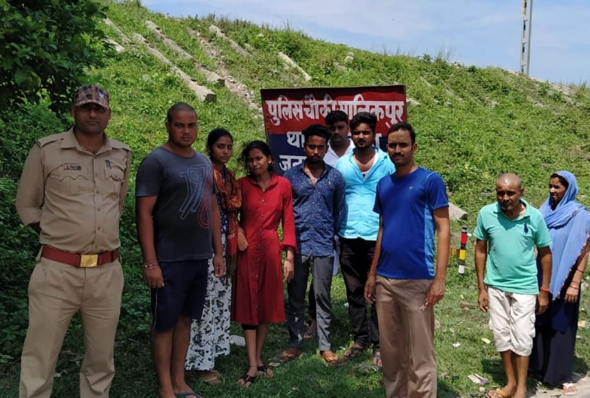 Girl fell into river from bridge during taking a selfie at Kushinagar